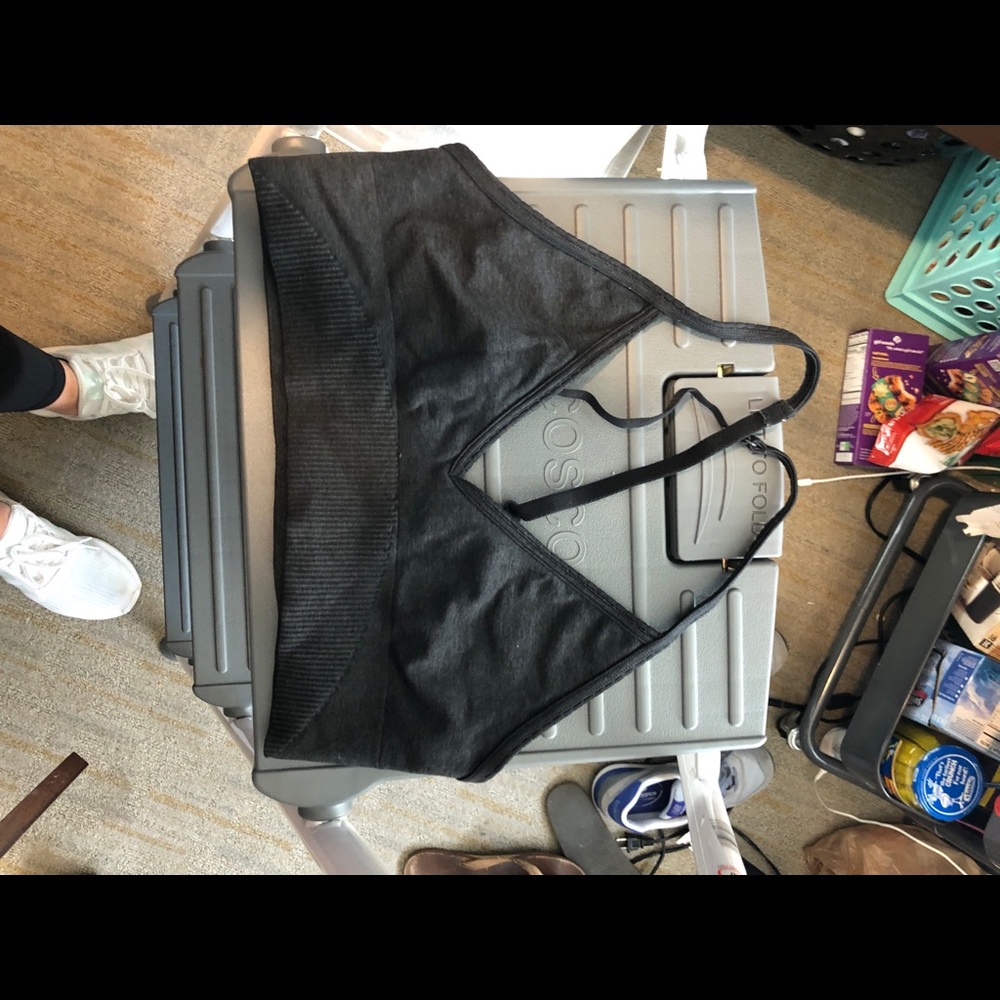 Black lulu lemon sports bra